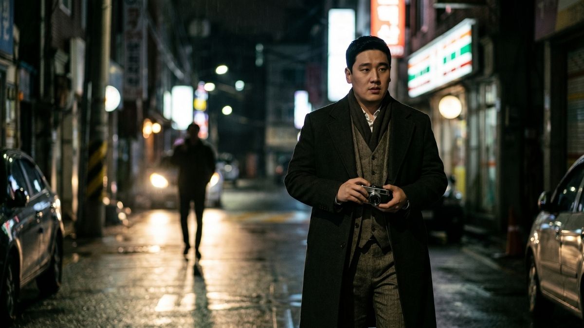 임무를 완수하고 거리를 걷고 있는 고탐정 