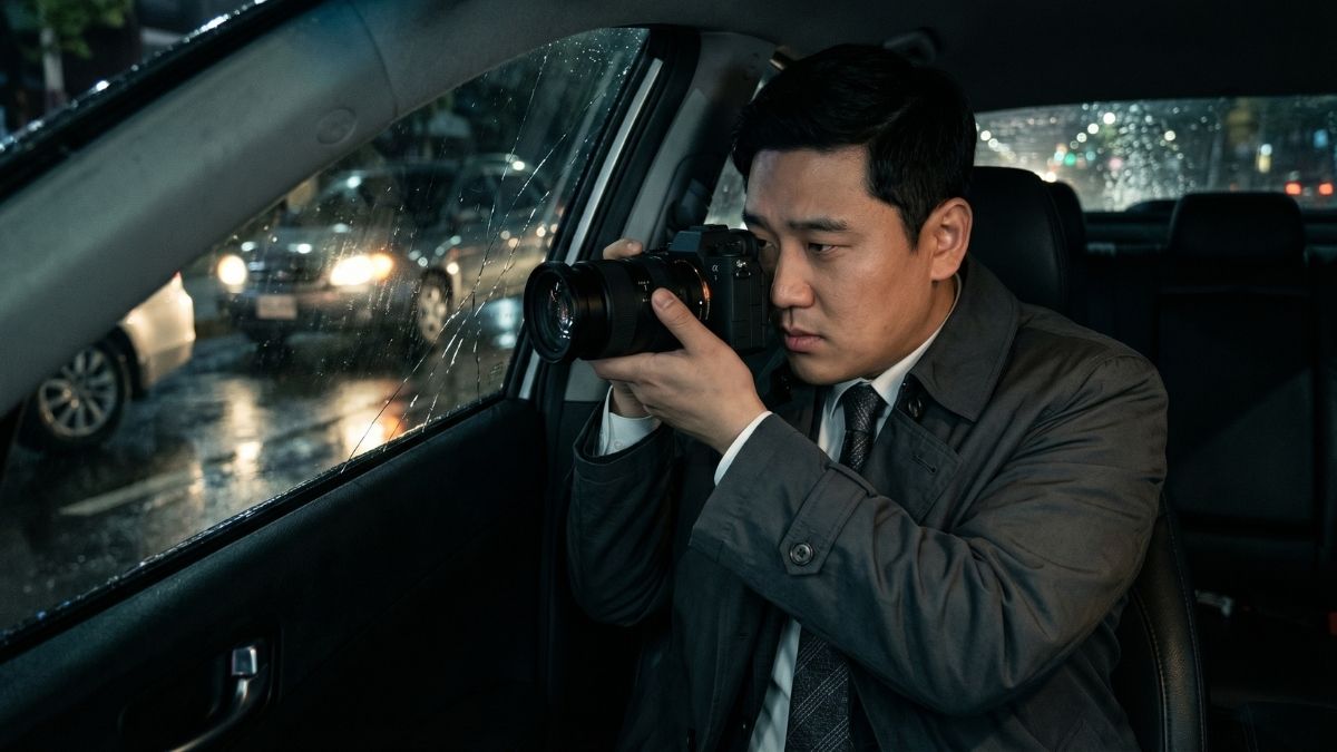 차에서 장비를 사용해 증거수집을 하고 있는 고탐정 