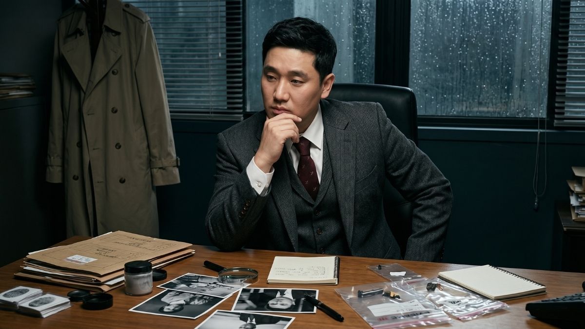 사무실에 앉아 고민하고 있는 고탐정