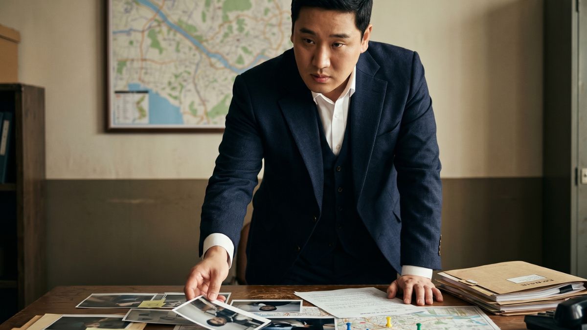 증거자료를 확인하고 있는 고탐정